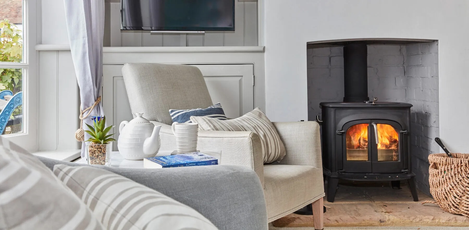holiday lets kent log burner tv cottage